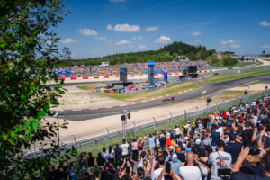 Beste Stimmung im weiten Rund der Müllenbachschleife – hier bekamen die Besucher das gesamte Programm der Red Bull Formula Nürburgring geboten.