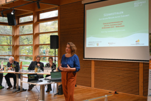Mari Ting,  Leiterin Regionalmarketing der Südwestfalen Agentur GmbH, stellte das Konzept der Südwestfalen Agentur den Teilnehmern der GEsellschafterversammlung der Eifel Tourismus GmbH vor.